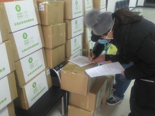 在貴州,工作人員與每位校長仔細核對發放物資數量。